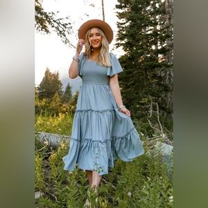 Ivy City Co EUC Luna Dress Size Large. Can easily accommodate XL w/smocking